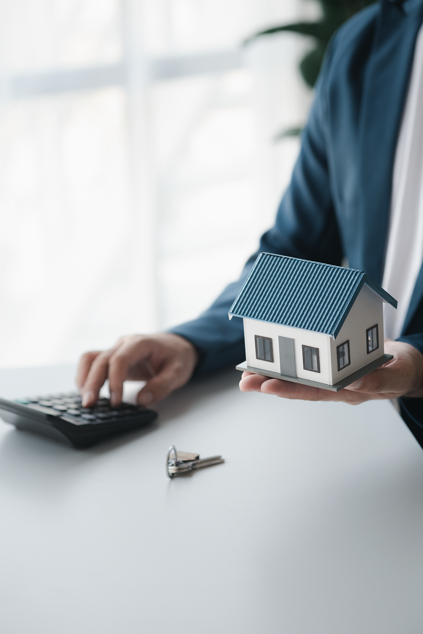 vendedor-urbanizacion-proyecto-preparando-verificando-contrato-venta-cliente-que-firmara-contrato-concepto-venta-urbanizaciones-e-inmuebles